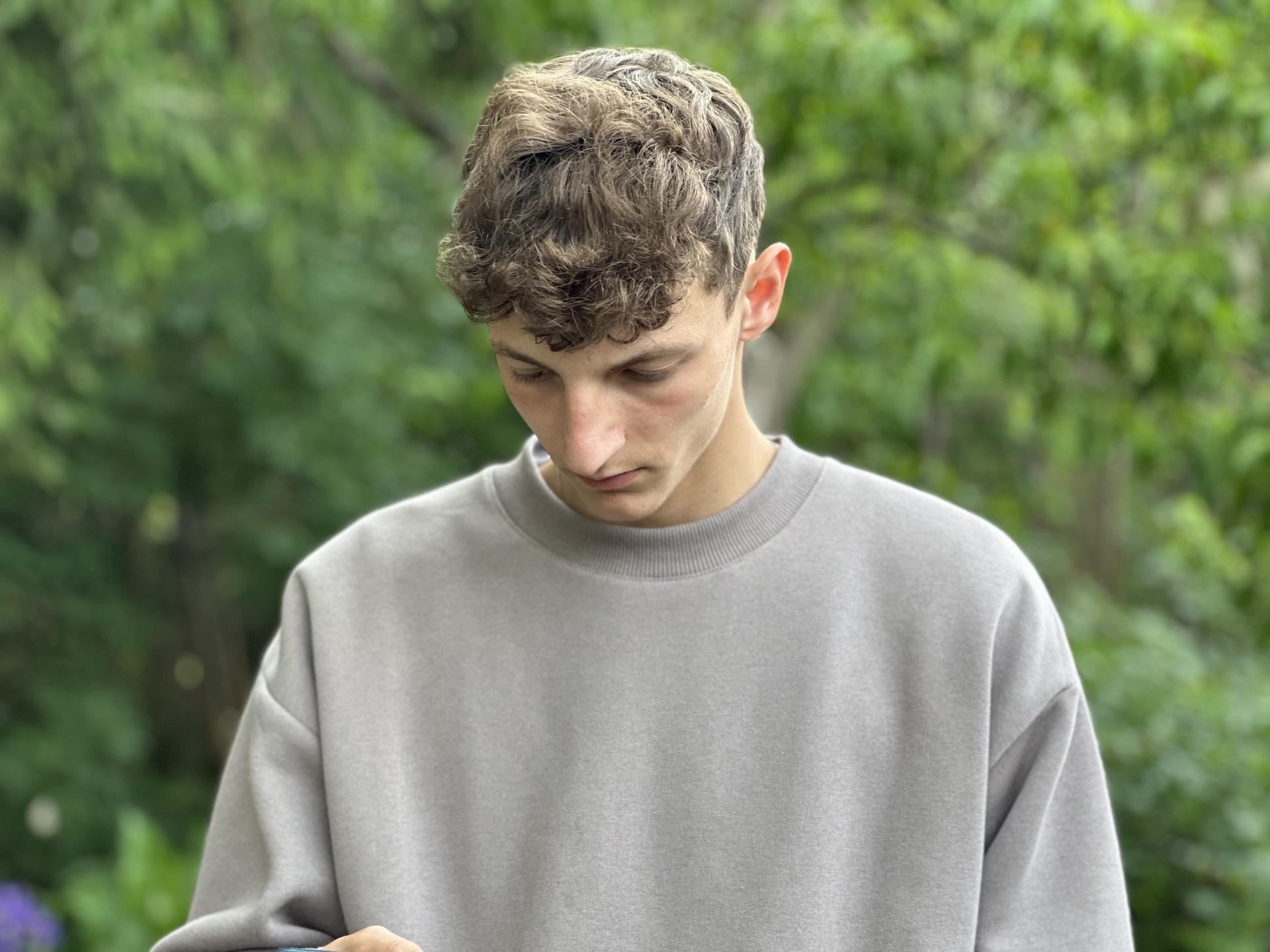 iPhone 14 Pro Max (portrét, 77 mm, 3×)