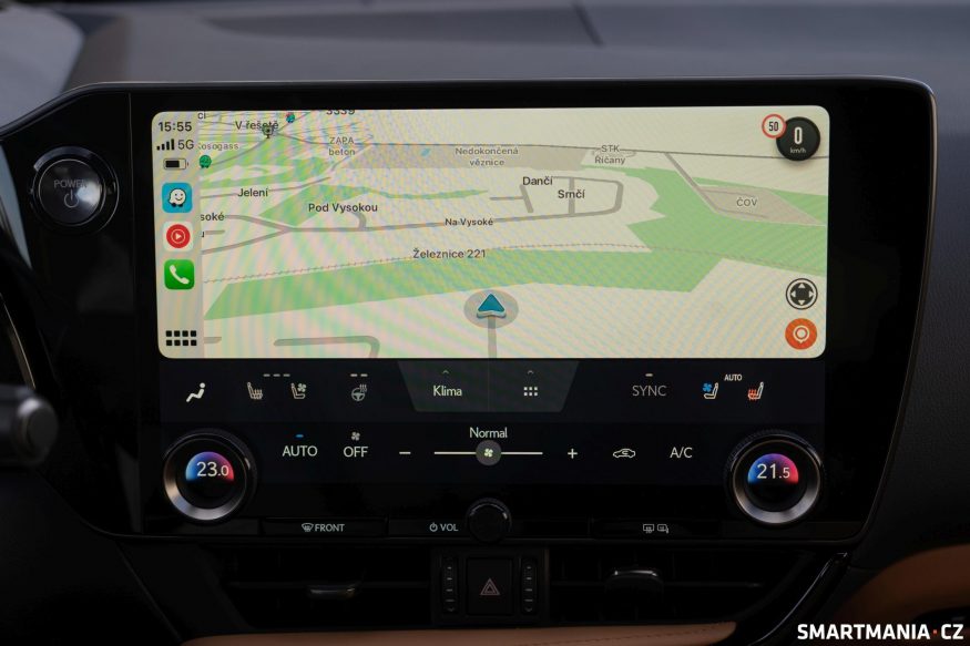 Apple CarPlay je na 14" displeji opravdu komfortní