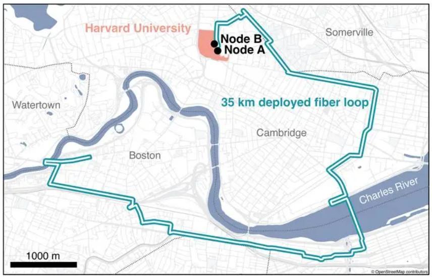 Mapa znázorňující trasu kvantové sítě se dvěma uzly přes Cambridge a Boston v Massachusetts Mapa znázorňující trasu kvantové sítě se dvěma uzly přes Cambridge a Boston v Massachusetts
