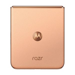 Motorola Razr 50 Ultra v broskvové barvě