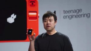 Chytrá krabička Rabbit R1 se zakladatelem společnosti Jesse Lyu