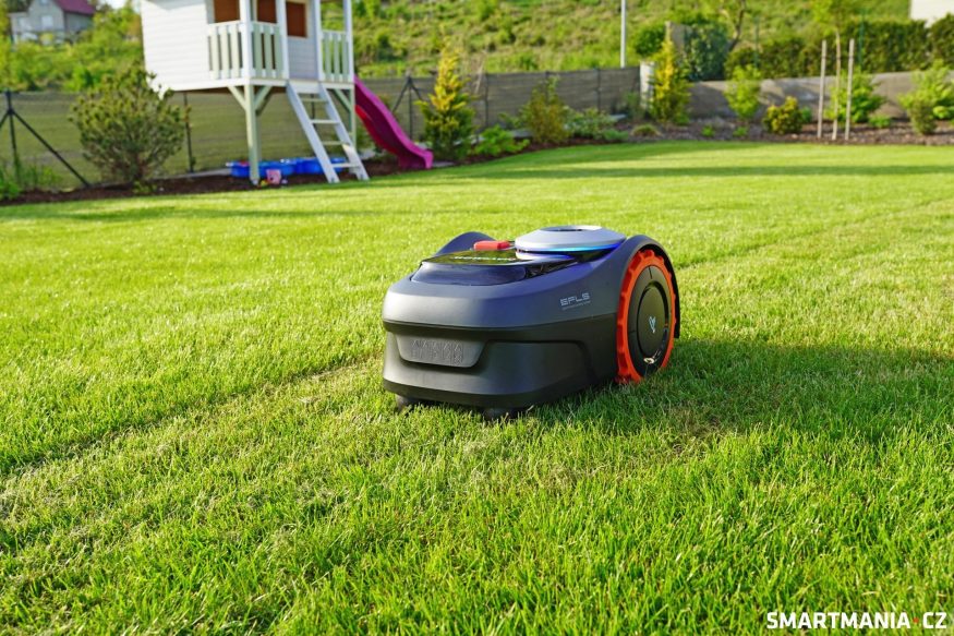 Segway Navimow i108e při sečení trávníku