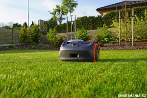 Sekání trávníku se sekačkou Segway Navimow i108e
