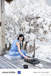 Fotografie ze smartphonu Vivo X100s upravená umělou inteligencí