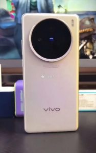 Smartphone Vivo X100s na fotografii