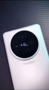 Smartphone Vivo X100s na fotografii