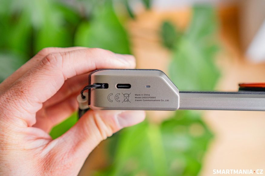 Spodní strana gripu s USB-C