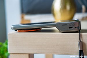 Xiaomi 14 Ultra s pouzdrem a gripem na stole