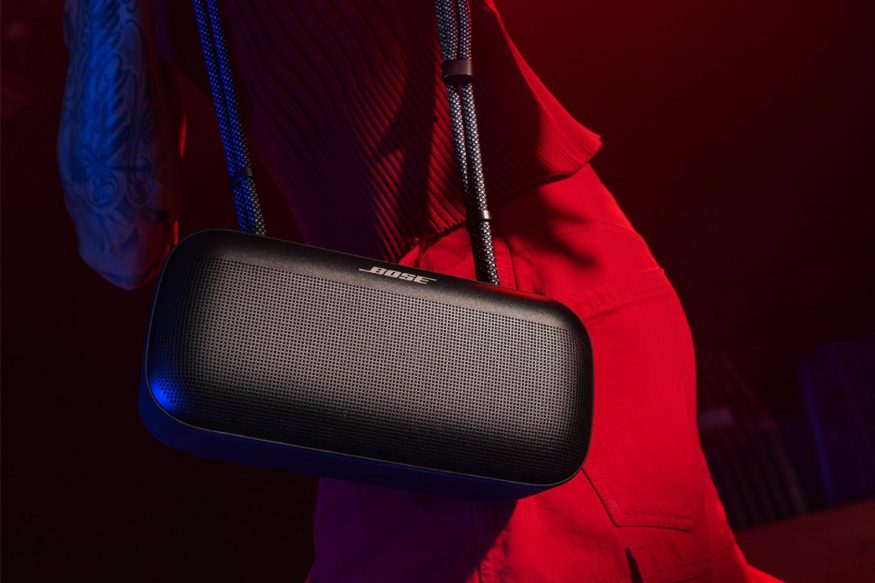 Bose SoundLink Max s poutkem a popruhem