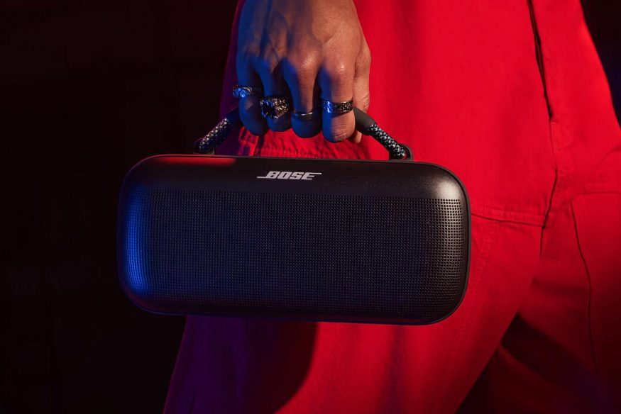 Bose SoundLink Max s poutkem a popruhem