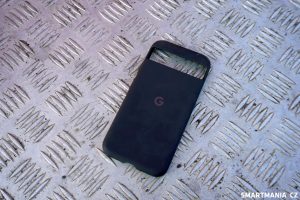 Kryt musíte zakoupit zvlášť, ale naštěstí se telefon nehoupe ani bez něj