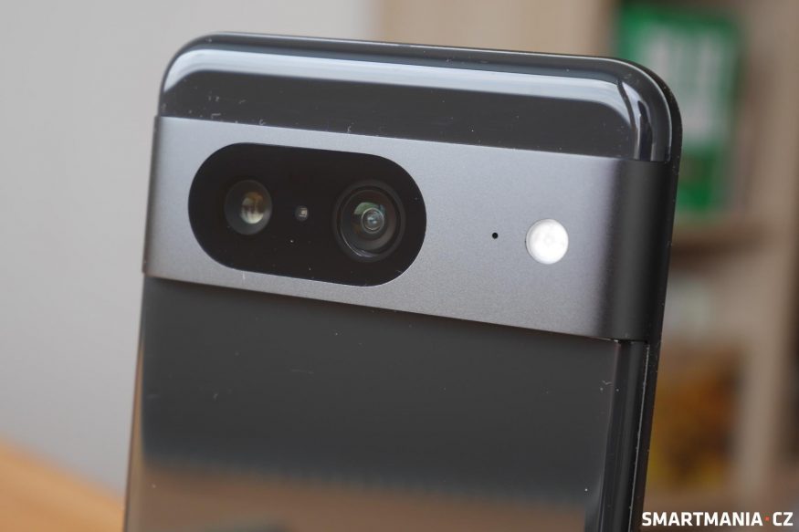 Google Pixel 8, detail na fotoaparát