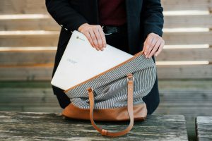 Žena vkládající Chromebook od Aceru do tašky