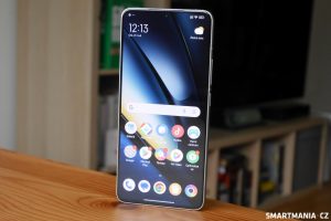 Smartphone Poco F6 v bílé barvě