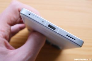 Smartphone Poco F6 v bílé barvě