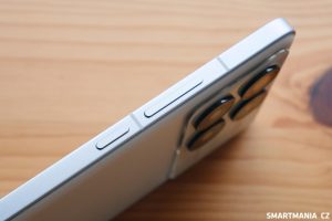 Smartphone Poco F6 v bílé barvě