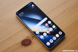Smartphone Poco F6 v bílé barvě