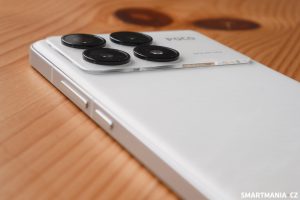 Smartphone Poco F6 v bílé barvě