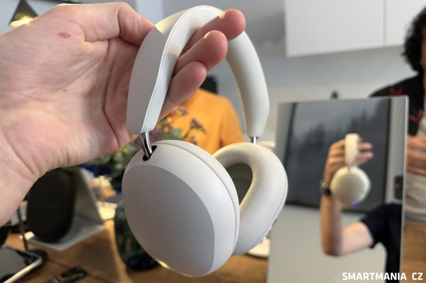 Sluchátka Sonos Ace v ruce redaktora