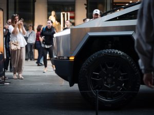 Elektromobil Tesla Cybertruck v obchodním centru Mall of Berlin