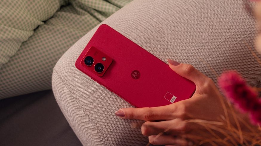 Motorola Moto G84 v barvě magenta Motorola Moto G84 v barvě magenta