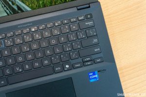 Asus ExpertBook B5 a detail klávesnice