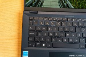 Asus ExpertBook B5 a detail na speciálně podsvícené klávesy