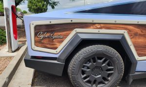 Cybertruck s vinylovým polepem