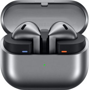 Galaxy Buds 3 Pro v šedé barvě na tiskovém snímku