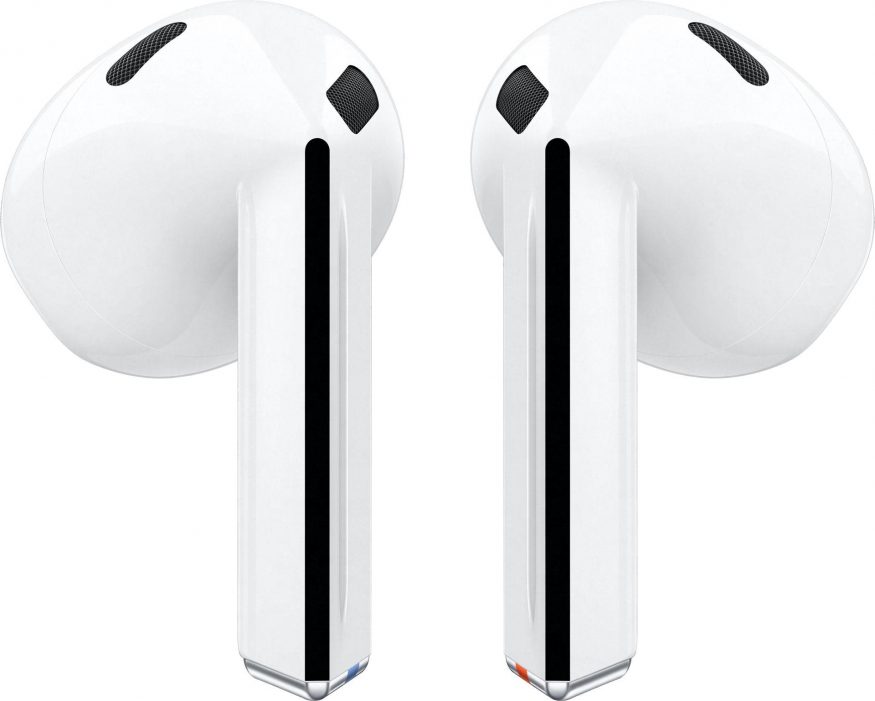 Galaxy Buds 3 v bílé barvě na tiskovém snímku
