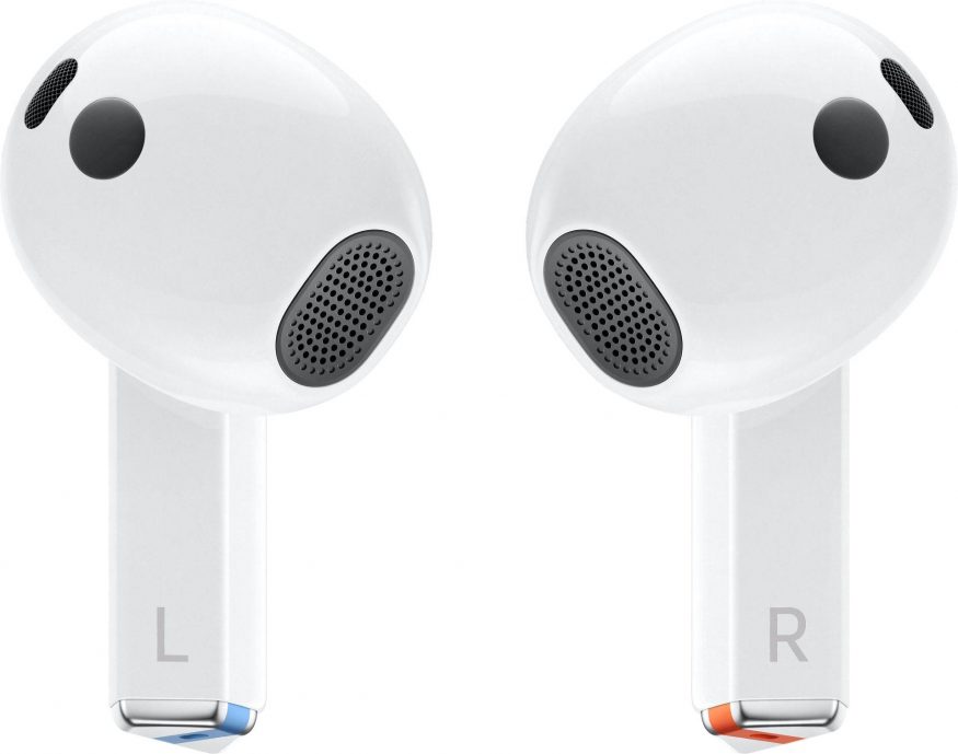 Galaxy Buds 3 v bílé barvě na tiskovém snímku