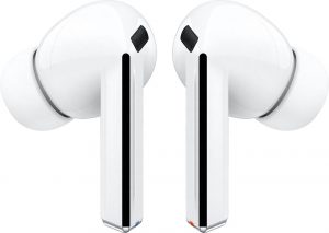 Galaxy Buds 3 Pro v bílé barvě na tiskovém snímku