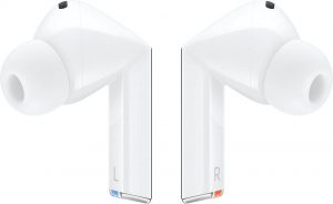 Galaxy Buds 3 Pro v bílé barvě na tiskovém snímku
