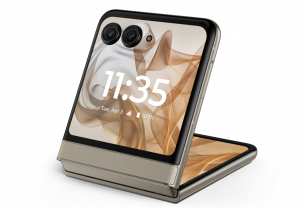 Smartphone Motorola Razr 50 v béžové barvě