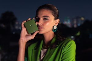 Lifestylový snímek smartphonu Motorola Razr 50 Ultra