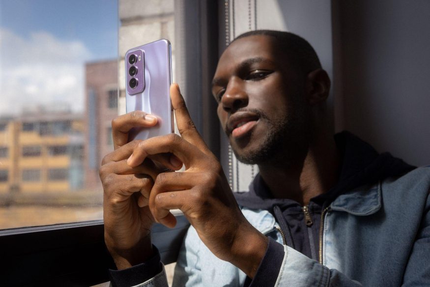 OPPO Reno12 Pro v ruce uživatele