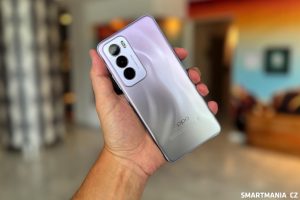 Oppo Reno 12 Pro ve stříbrno-fialové barvě