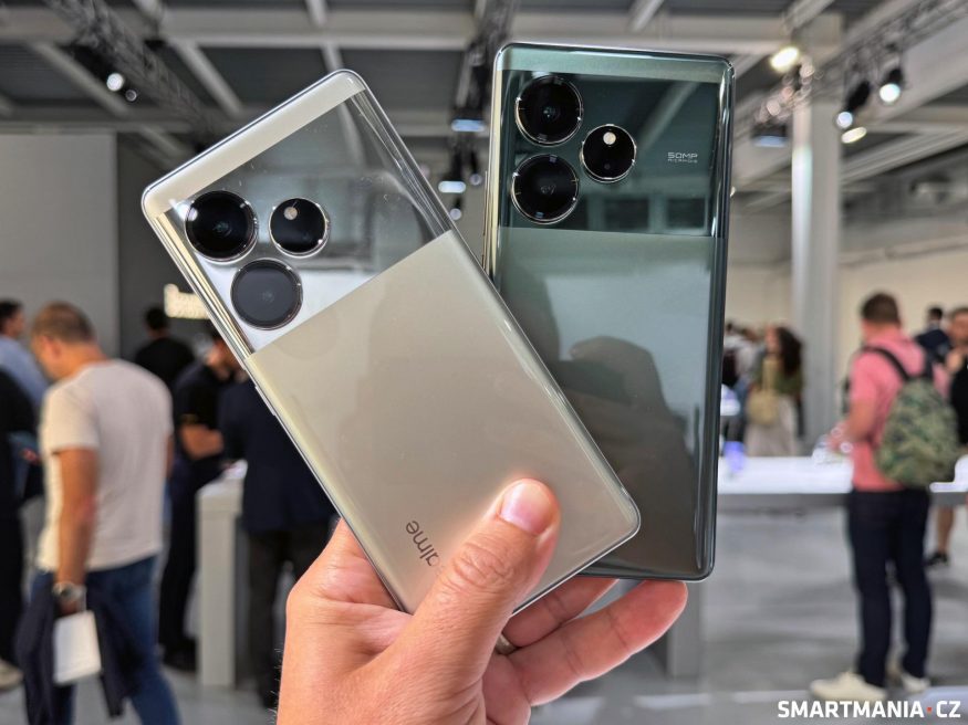 Realme GT 6 ve stříbrné a zelené barevné variantě