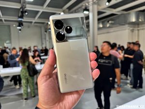 Realme GT 6 ve stříbrné barevné variantě