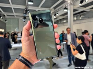 Realme GT 6 v zelené barevné variantě