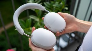 Bezdrátová sluchátka Sonos Ace v bílé barvě
