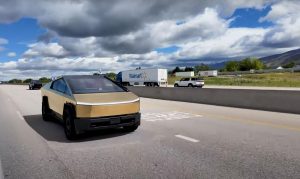 Tesla Cybertruck potažená 24karátovým zlatem