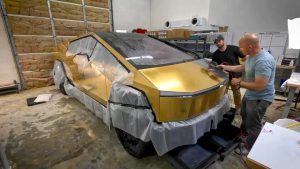 Tesla Cybertruck potažený 24karátovým zlatem