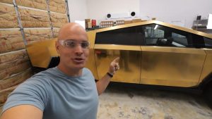 35letý Zack Nelson pozlacuje Cybertruck