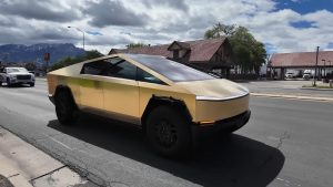 Tesla Cybertruck potažený 24karátovým zlatem