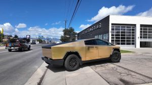 Tesla Cybertruck potažený 24karátovým zlatem