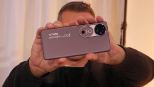 Vivo V40 v rukou redaktora