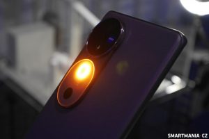 Vivo V40 má na zadní straně svítící prvek