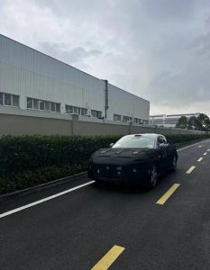 (Maskované) elektrické SUV od Xiaomi na první fotografii