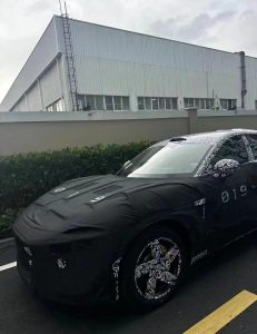 (Maskované) elektrické SUV od Xiaomi na první fotografii